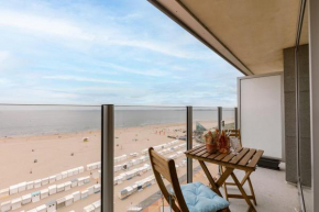 Spacious and bright apartment with terrace beach view